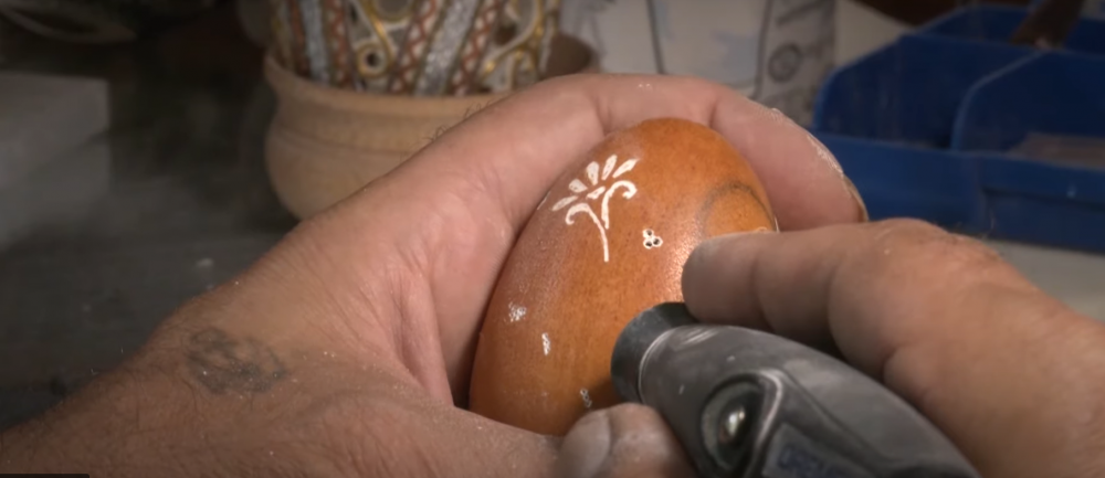 Різьблення на яєчній шкаралупі: майстер-клас від волинського “Фаберже” Анатолія Бойко