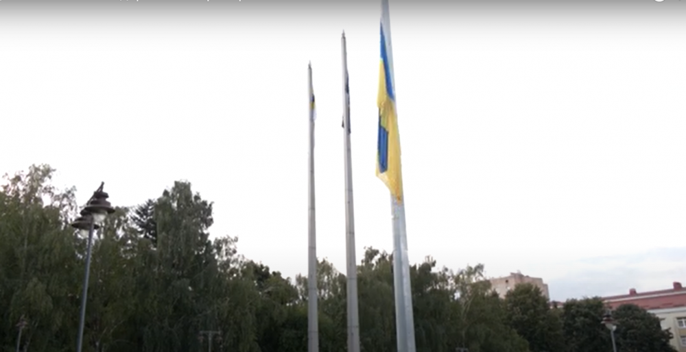 У Рівному підняли найбільший державний прапор в області